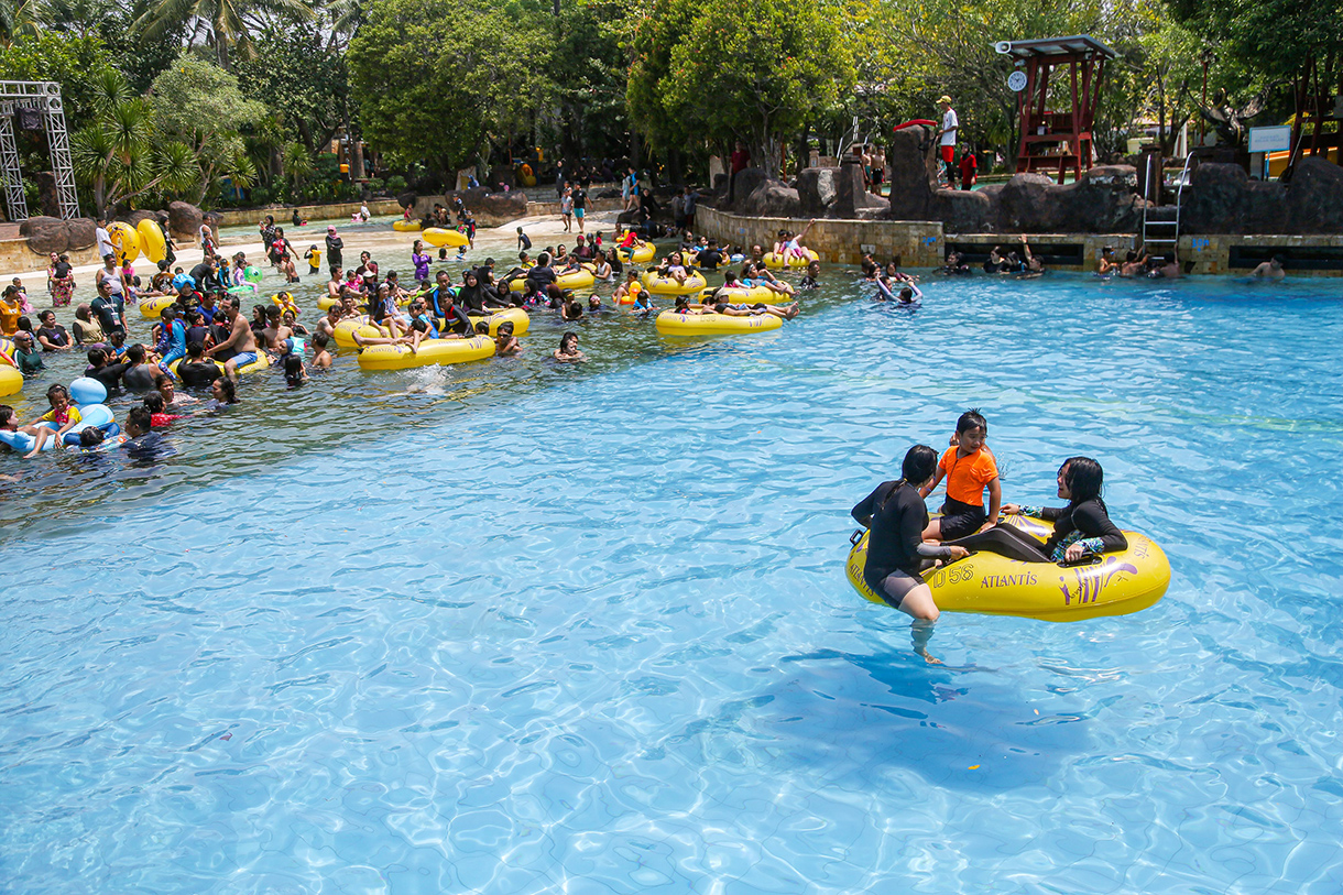 Pengunjung bermain air pada salah satu wahana di Atlantis, Taman Impian Jaya Ancol, Pademangan, Jakarta Utara, Senin (16/9/2024.(BeritaNasional.com/ Oke Atmaja)