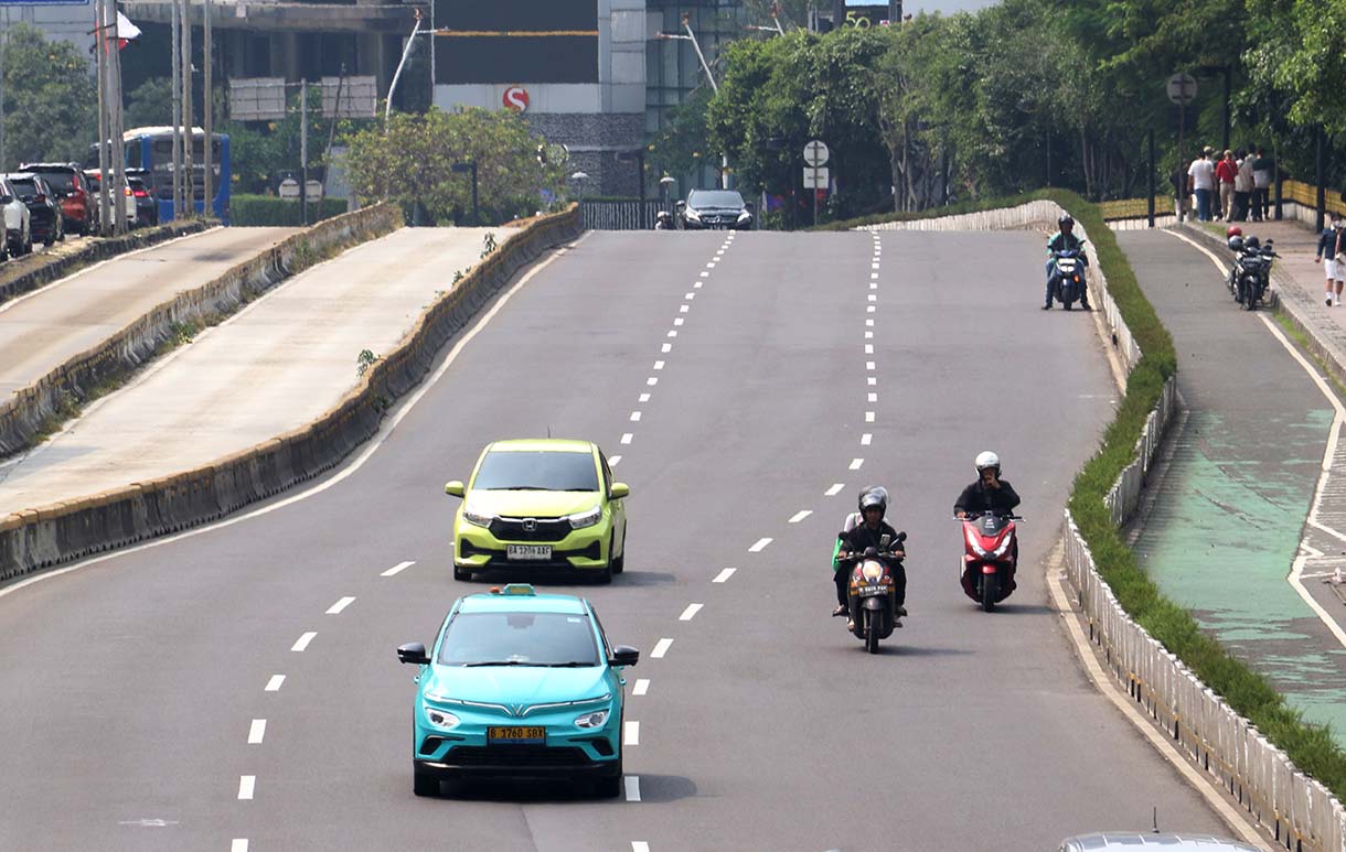 Sejumlah kendaraan melintas di jalan Jenderal Sudirman, Jakarta, Kamis (14/5/2026). (Beritanasional.com/Oke Atmaja)