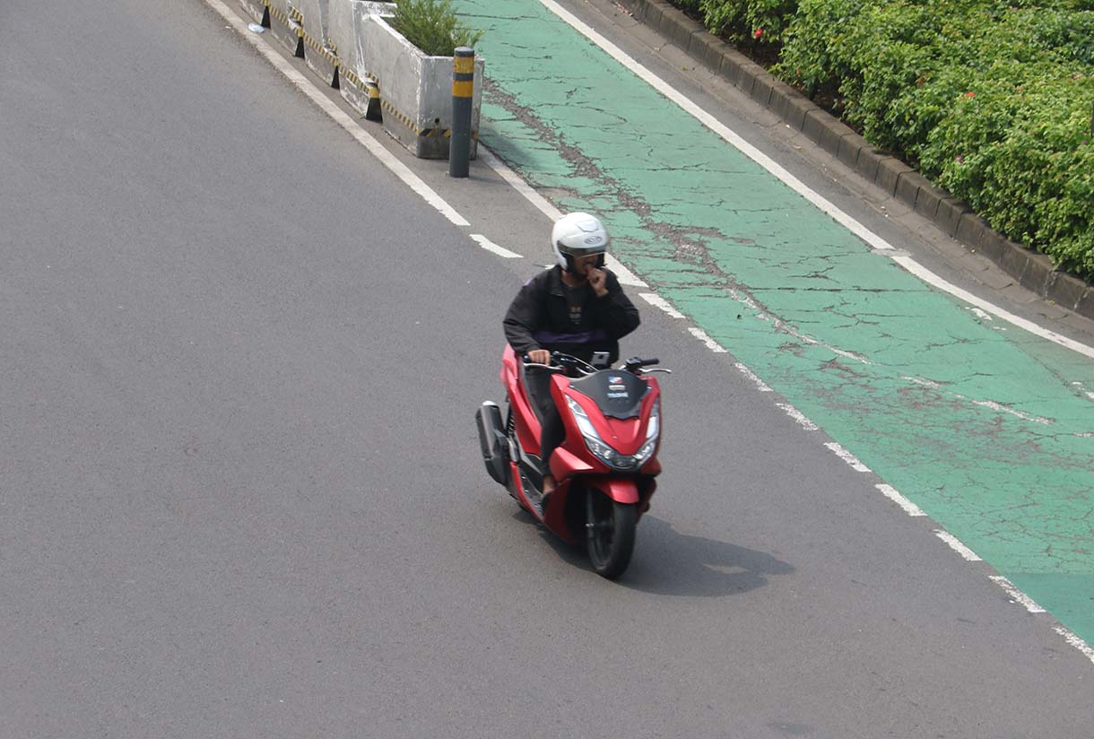 Sejumlah kendaraan melintas di jalan Jenderal Sudirman, Jakarta, Kamis (14/5/2026). (Beritanasional.com/Oke Atmaja)
