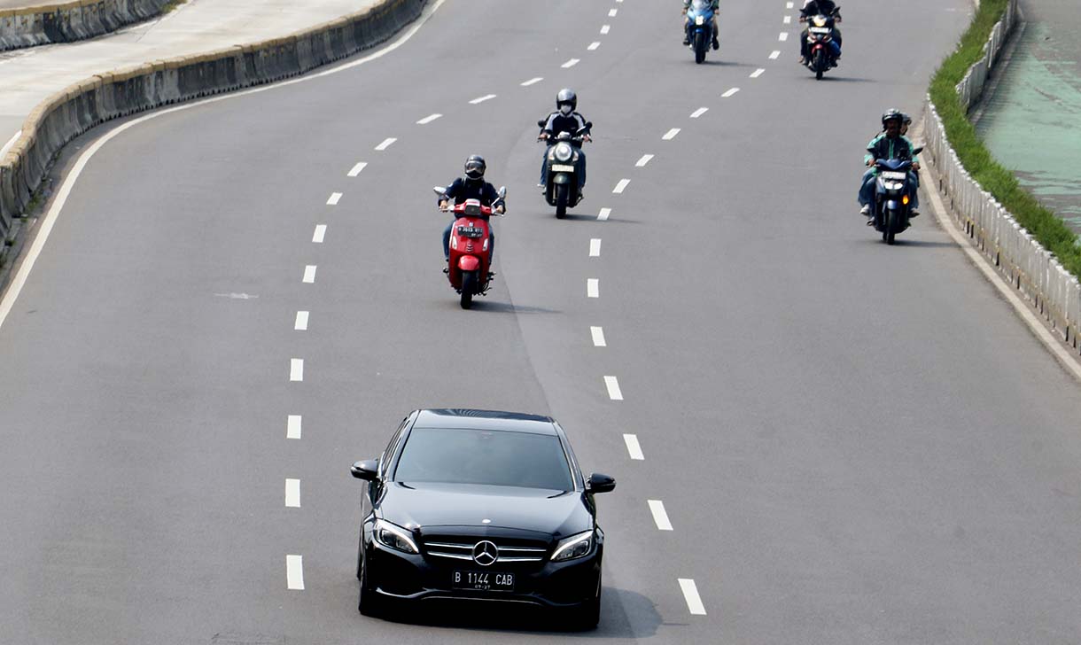 Sejumlah kendaraan melintas di jalan Jenderal Sudirman, Jakarta, Kamis (14/5/2026). (Beritanasional.com/Oke Atmaja)