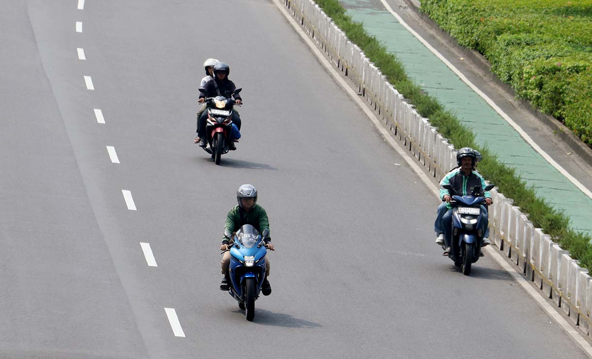 Sejumlah kendaraan melintas di jalan Jenderal Sudirman, Jakarta, Kamis (14/5/2026). (Beritanasional.com/Oke Atmaja)