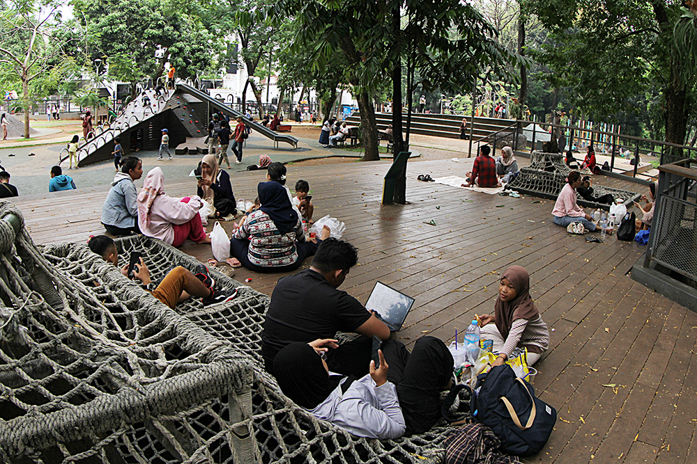 Libur Panjang, Tebet Eco Park Jadi Destinasi Favorit Keluarga Warga menikmati libur panjang di destinasi Tebet Eco Park. (BeritaNasional/Elvis Sendouw)