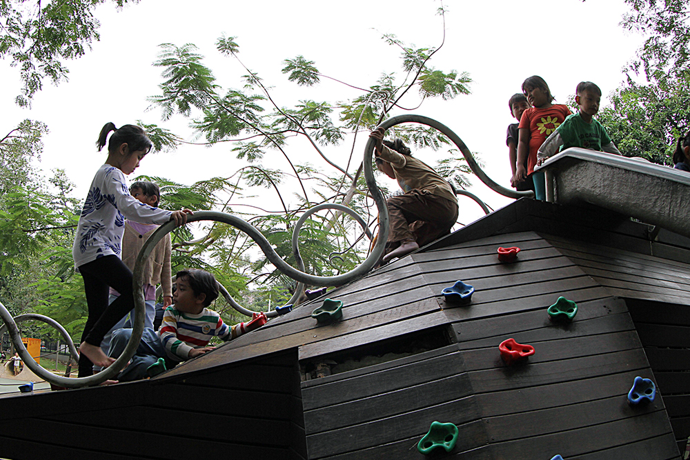 Libur Panjang, Tebet Eco Park Jadi Destinasi Favorit Keluarga Warga menikmati libur panjang di destinasi Tebet Eco Park. (BeritaNasional/Elvis Sendouw)