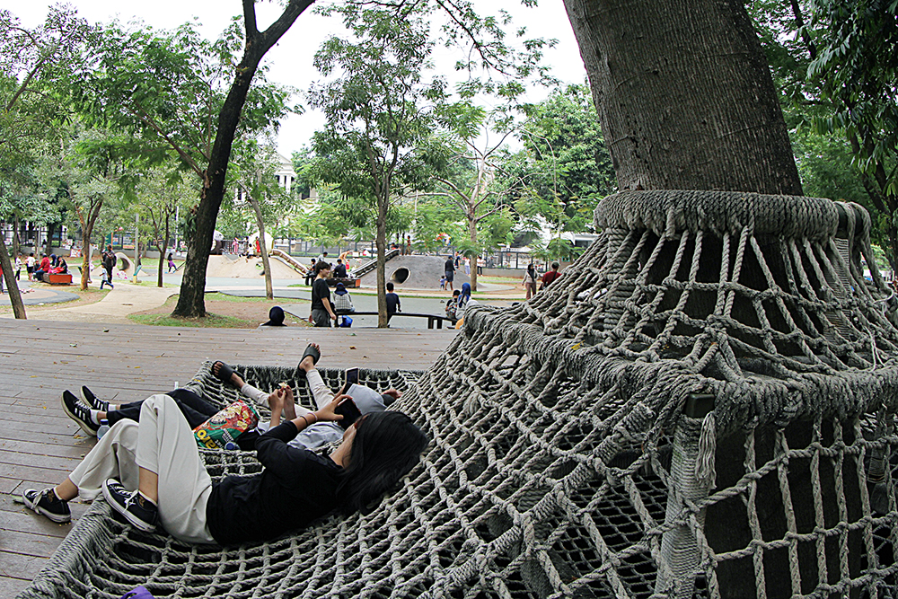 Libur Panjang, Tebet Eco Park Jadi Destinasi Favorit Keluarga Warga menikmati libur panjang di destinasi Tebet Eco Park. (BeritaNasional/Elvis Sendouw)
