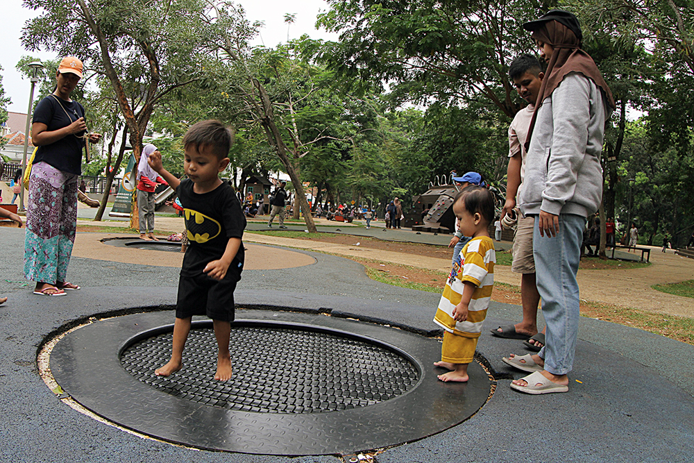 Libur Panjang, Tebet Eco Park Jadi Destinasi Favorit Keluarga Warga menikmati libur panjang di destinasi Tebet Eco Park. (BeritaNasional/Elvis Sendouw)