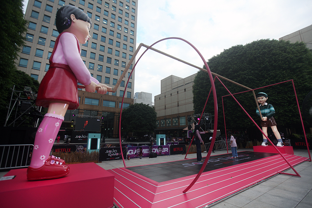 Libur Sekolah Pengunjung Bermain di Wahana Squid Game 3 Plaza Senayan Libur Sekolah pengunjung ramaikan tempat permainan di Plaza Senayan, Jakarta. (BeritaNasional/Elvis Sendouw)