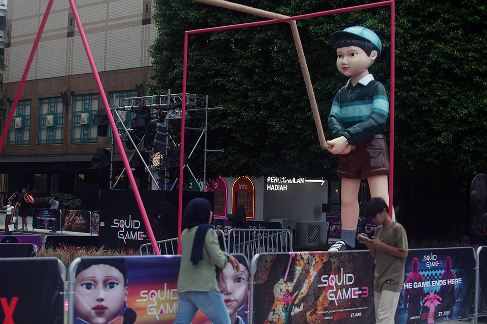 Libur Sekolah Pengunjung Bermain di Wahana Squid Game 3 Plaza Senayan Libur Sekolah pengunjung ramaikan tempat permainan di Plaza Senayan, Jakarta. (BeritaNasional/Elvis Sendouw)