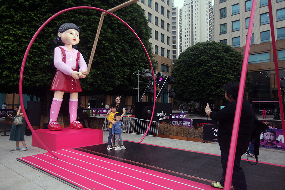 Libur Sekolah Pengunjung Bermain di Wahana Squid Game 3 Plaza Senayan Libur Sekolah pengunjung ramaikan tempat permainan di Plaza Senayan, Jakarta. (BeritaNasional/Elvis Sendouw)