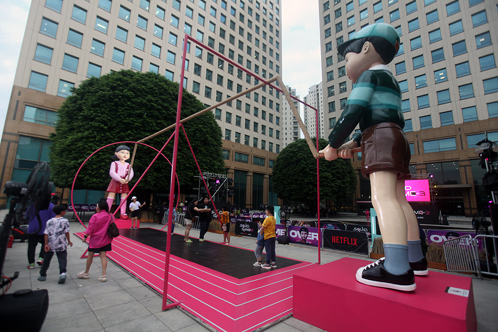 Libur Sekolah Pengunjung Bermain di Wahana Squid Game 3 Plaza Senayan Libur Sekolah pengunjung ramaikan tempat permainan di Plaza Senayan, Jakarta. (BeritaNasional/Elvis Sendouw)