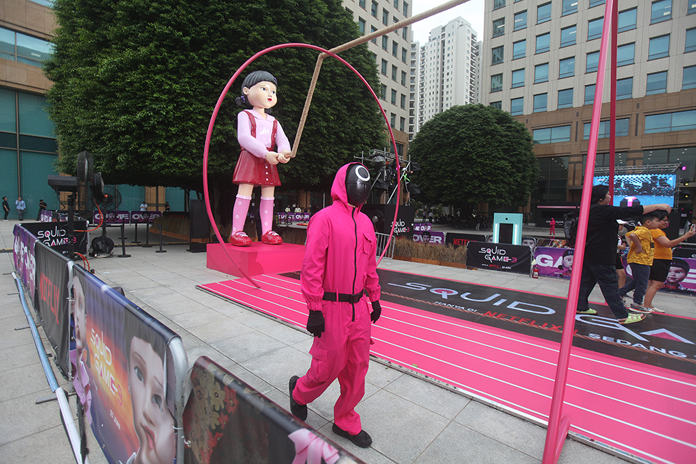 Libur Sekolah Pengunjung Bermain di Wahana Squid Game 3 Plaza Senayan Libur Sekolah pengunjung ramaikan tempat permainan di Plaza Senayan, Jakarta. (BeritaNasional/Elvis Sendouw)