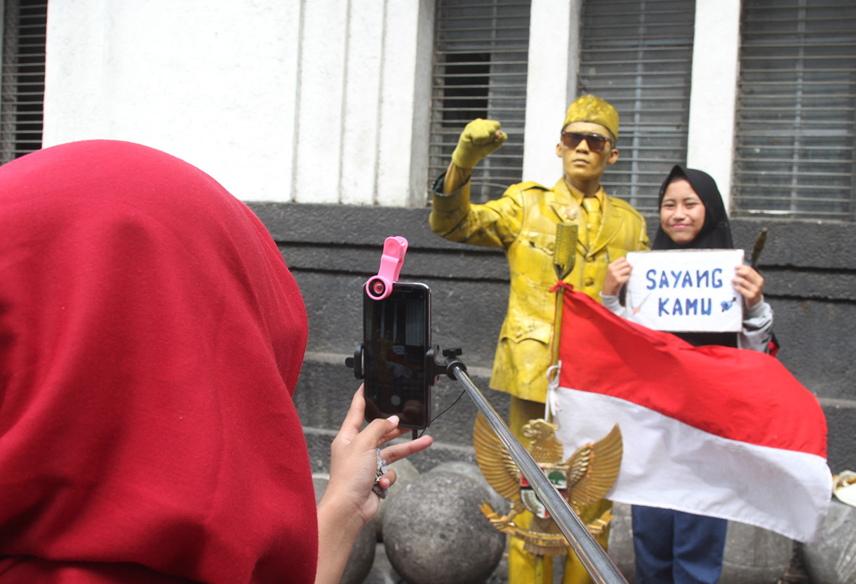 Sejumlah wisatawan mengunjungi taman Fatahillah di kawasan Kota Tua, Jakarta, Rabu (01/01/2025).  (BeritaNasional.com/Oke Atmaja)