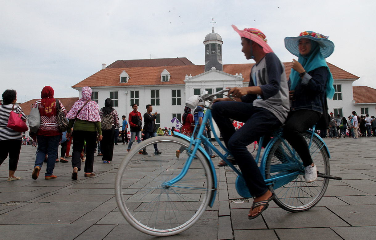 Sejumlah wisatawan mengunjungi taman Fatahillah di kawasan Kota Tua, Jakarta, Rabu (01/01/2025).  (BeritaNasional.com/Oke Atmaja)