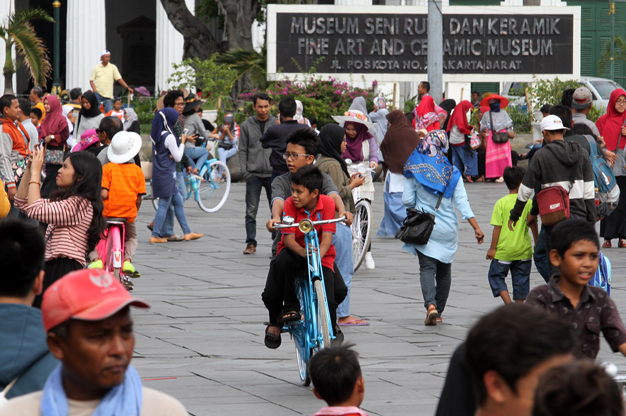 Sejumlah wisatawan mengunjungi taman Fatahillah di kawasan Kota Tua, Jakarta, Rabu (01/01/2025).  (BeritaNasional.com/Oke Atmaja)