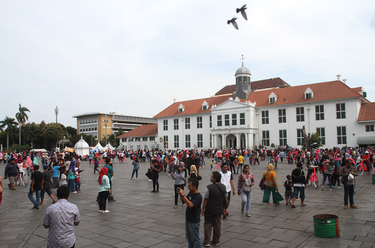 Sejumlah wisatawan mengunjungi taman Fatahillah di kawasan Kota Tua, Jakarta, Rabu (01/01/2025).  (BeritaNasional.com/Oke Atmaja)