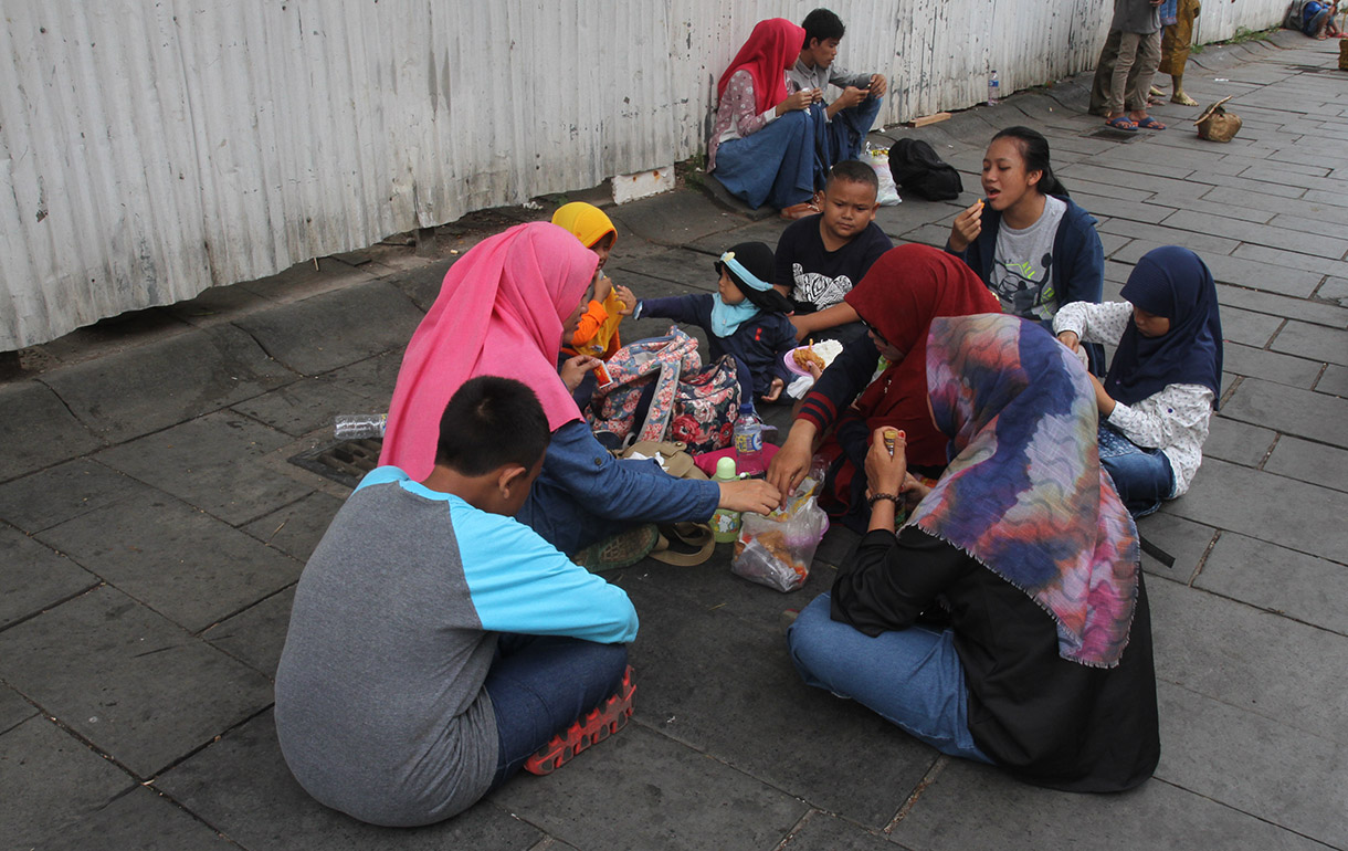 Sejumlah wisatawan mengunjungi taman Fatahillah di kawasan Kota Tua, Jakarta, Rabu (01/01/2025).  (BeritaNasional.com/Oke Atmaja)