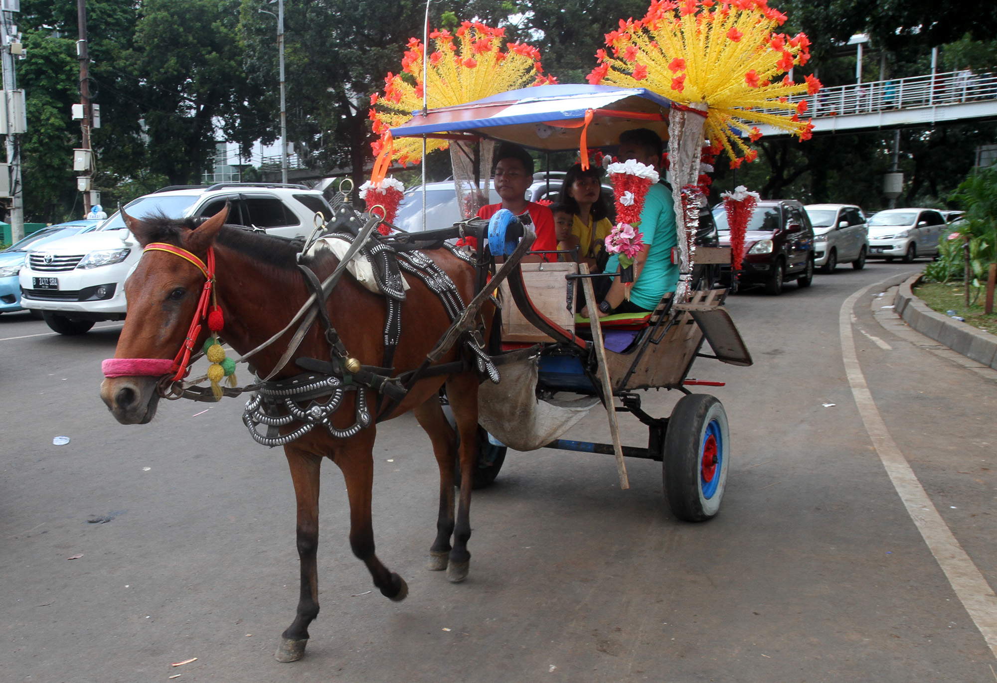 Warga berkeliling dengan delman di kawasan IRTI Monas, Jakarta, Rabu (01/01/2024).(BeritaNasional.com/Oke Atmaja)