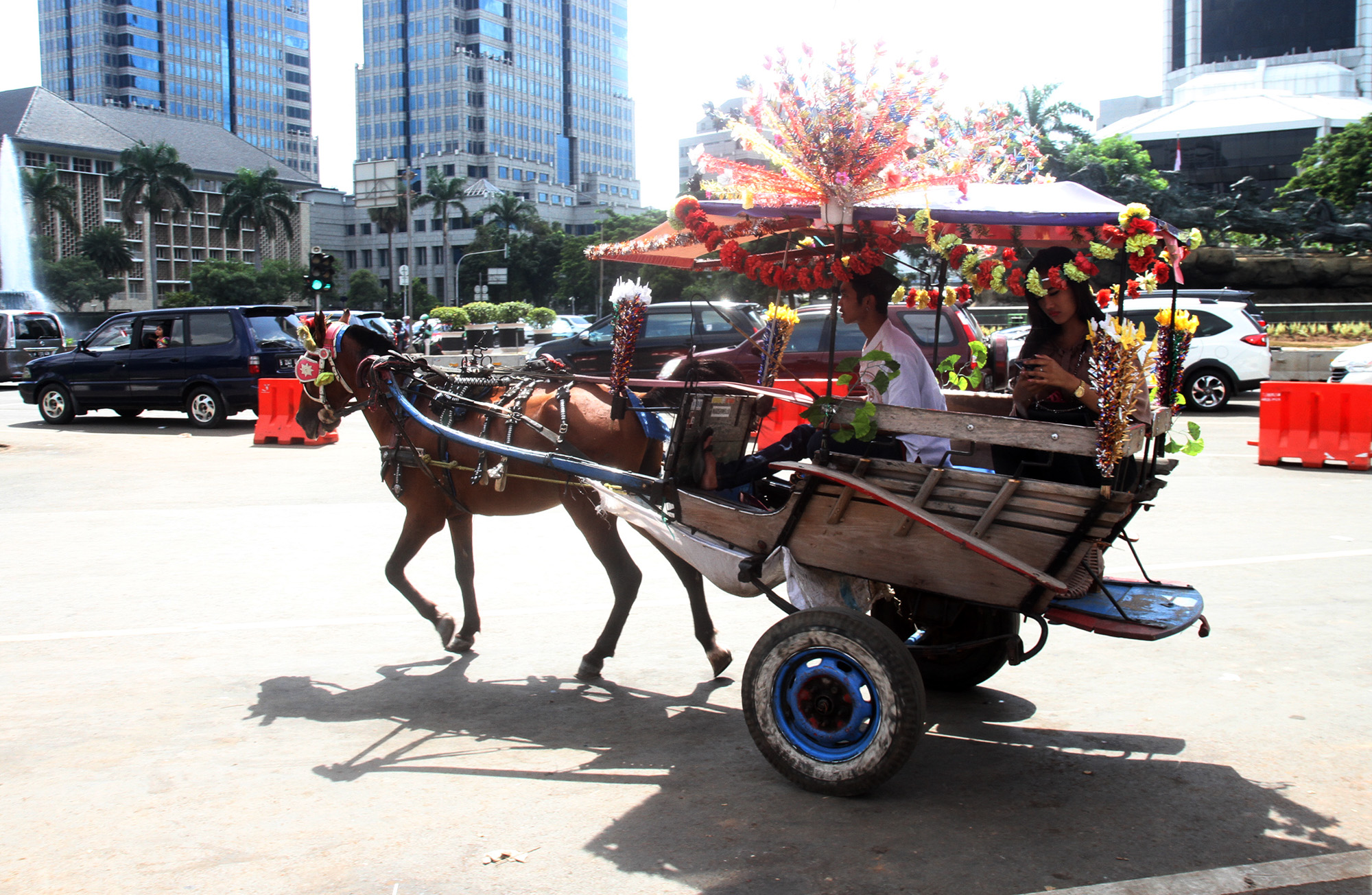 Warga berkeliling dengan delman di kawasan IRTI Monas, Jakarta, Rabu (01/01/2024).(BeritaNasional.com/Oke Atmaja)