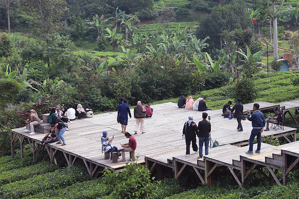 Wisatawan menikmanti pemandangan di wahana Tea Bridge, Agrowisata Gunung Mas, Cisarua, Bogor. (BeritaNasional/Elvis Sendouw)