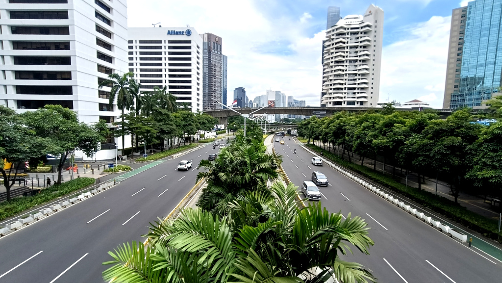 Libur Waisak 2025, Jalanan Jakarta Lengang Kendaraan melintas di Jalan Jenderal Sudirman, Jakarta, Senin (12/5/2025). (Berita nasional.com/Oke Atmaja)