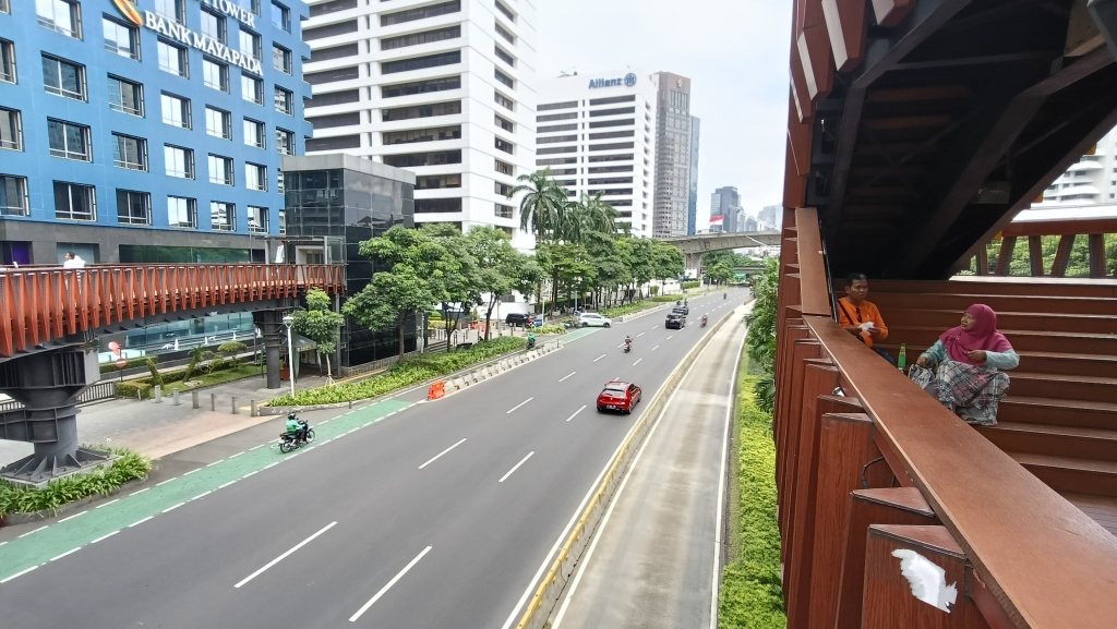 Libur Waisak 2025, Jalanan Jakarta Lengang Kendaraan melintas di Jalan Jenderal Sudirman, Jakarta, Senin (12/5/2025). (Berita nasional.com/Oke Atmaja)