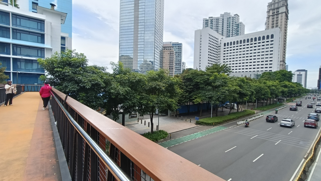 Libur Waisak 2025, Jalanan Jakarta Lengang Kendaraan melintas di Jalan Jenderal Sudirman, Jakarta, Senin (12/5/2025). (Berita nasional.com/Oke Atmaja)
