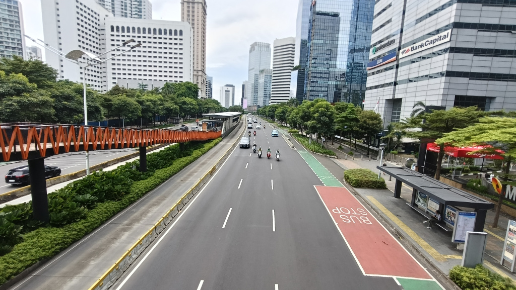 Libur Waisak 2025, Jalanan Jakarta Lengang Kendaraan melintas di Jalan Jenderal Sudirman, Jakarta, Senin (12/5/2025). (Berita nasional.com/Oke Atmaja)