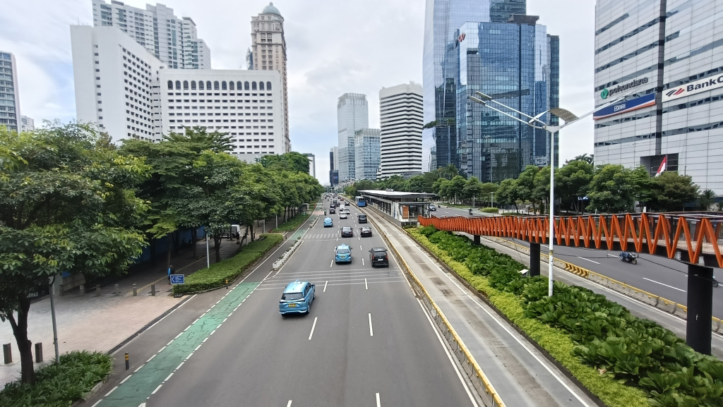 Libur Waisak 2025, Jalanan Jakarta Lengang Kendaraan melintas di Jalan Jenderal Sudirman, Jakarta, Senin (12/5/2025). (Berita nasional.com/Oke Atmaja)