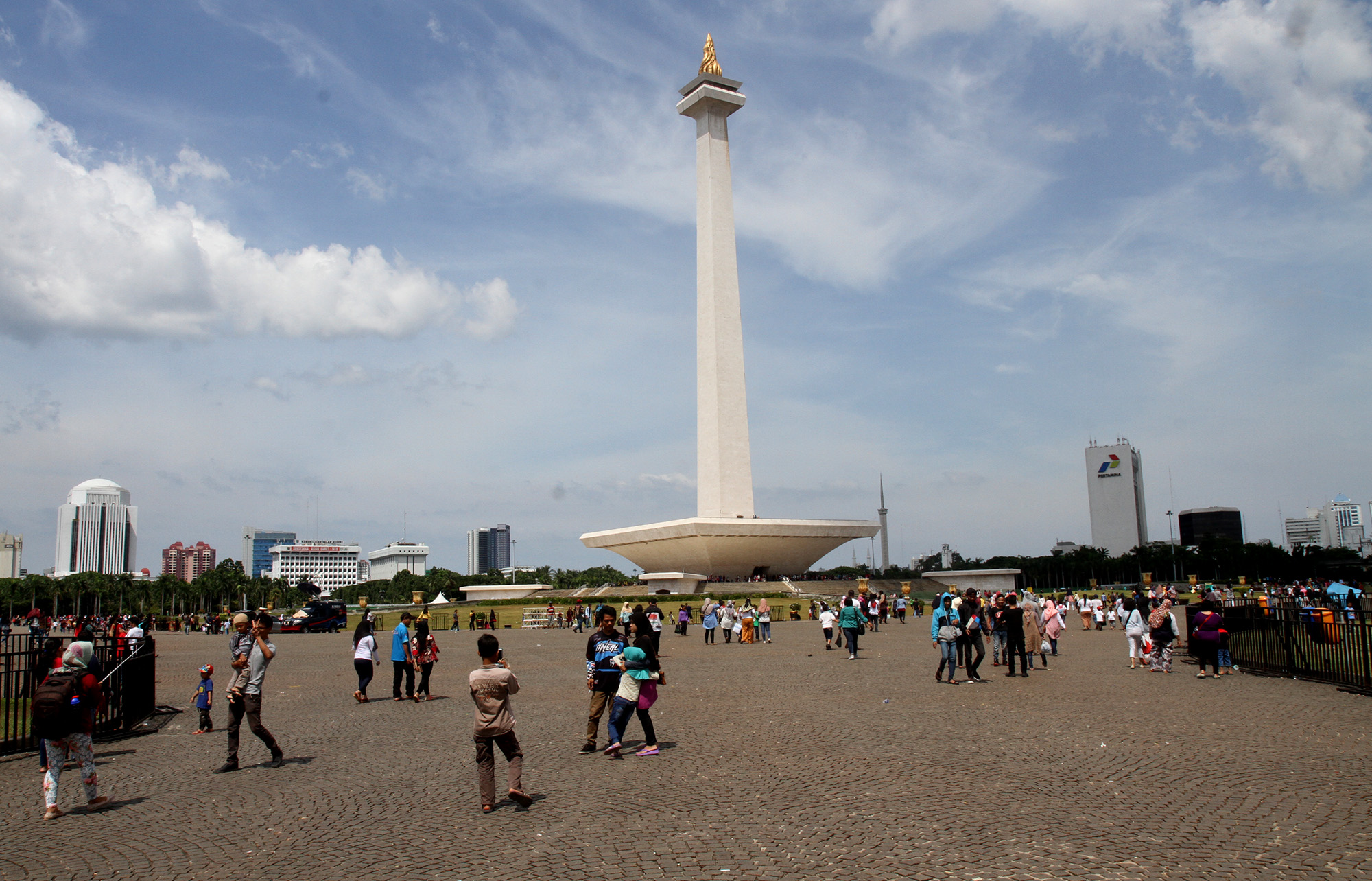 Warga beraktifitas di Monas, Jakarta, Selasa (13/5/2025). (Beritanasional.com/Oke Atmaja)