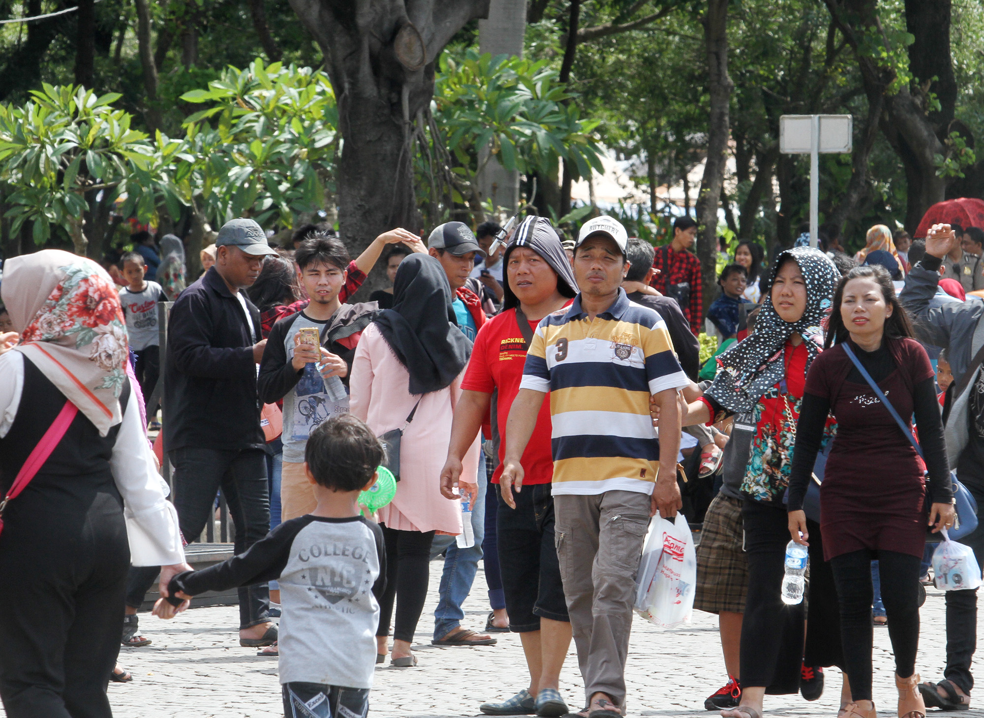 Warga beraktifitas di Monas, Jakarta, Selasa (13/5/2025). (Beritanasional.com/Oke Atmaja)