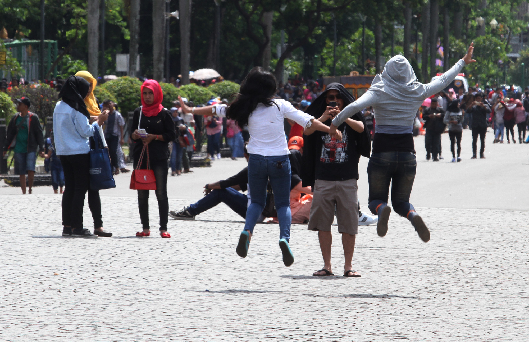 Warga beraktifitas di Monas, Jakarta, Selasa (13/5/2025). (Beritanasional.com/Oke Atmaja)