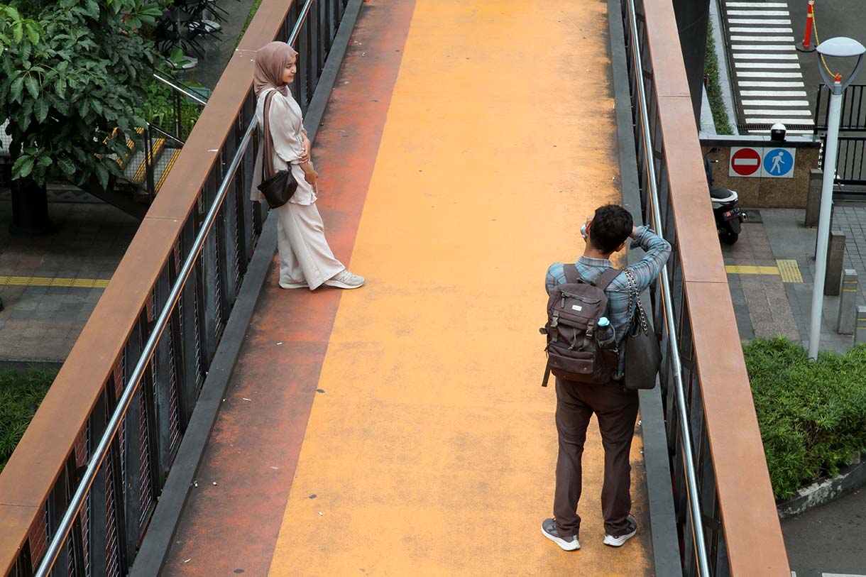 Warga berfoto di Jembatan Penyeberangan Orang (JPO) 'Kapal Pinisi' di jalan Jenderal Sudirman, Jakarta, Senin (12/5/2025). (Beritanasional.com/Oke Atmaja)