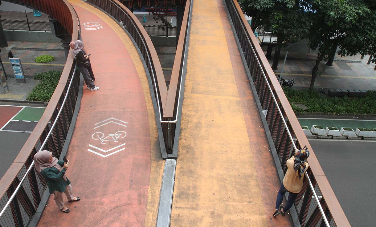 Warga berfoto di Jembatan Penyeberangan Orang (JPO) 'Kapal Pinisi' di jalan Jenderal Sudirman, Jakarta, Senin (12/5/2025). (Beritanasional.com/Oke Atmaja)