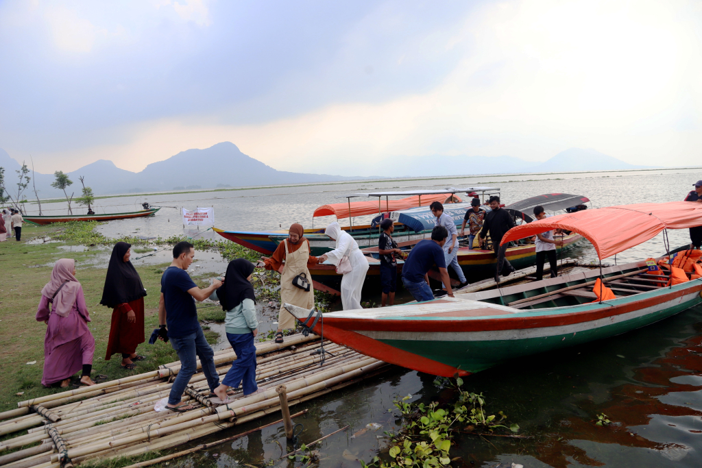 Wisatawan mengisi waktu libur Lebaran H+2 di kawasan Waduk Jatiluhur,  Purwakarta, Jawa Barat. (BeritaNasional/Elvis Sendouw)