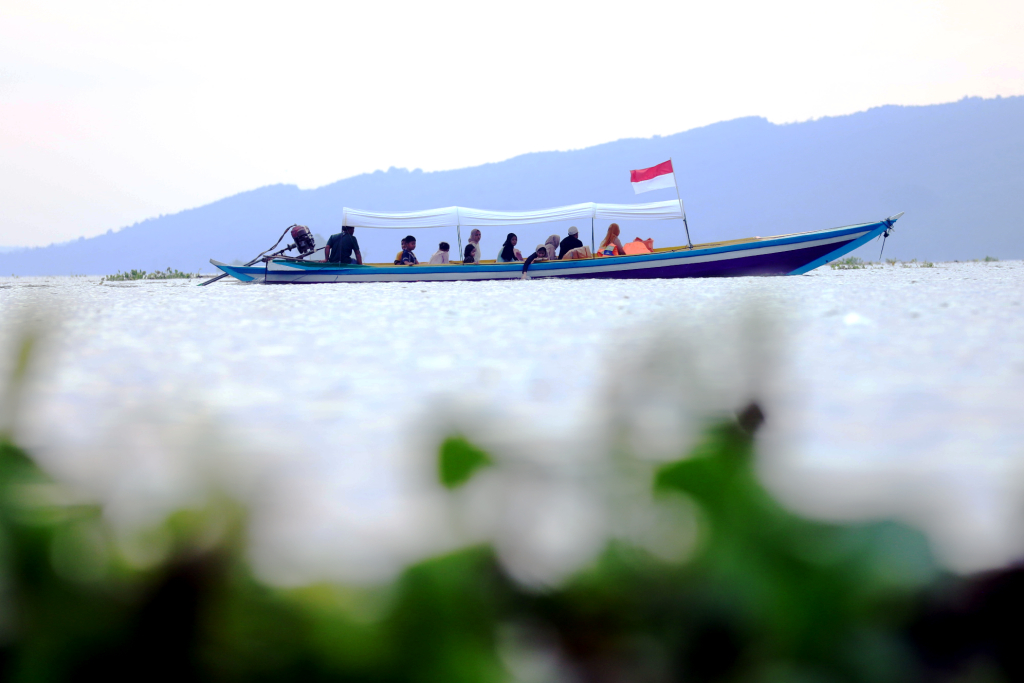 Wisatawan mengisi waktu libur Lebaran H+2 di kawasan Waduk Jatiluhur,  Purwakarta, Jawa Barat. (BeritaNasional/Elvis Sendouw)