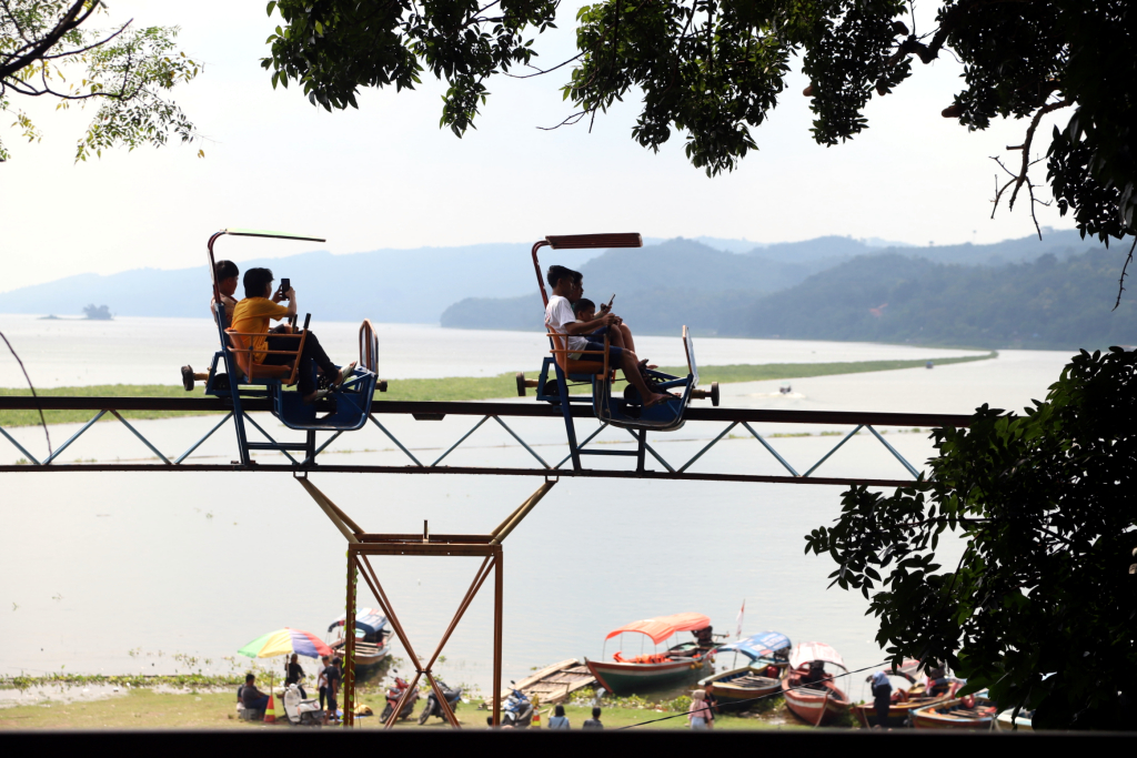 Wisatawan mengisi waktu libur Lebaran H+2 di kawasan Waduk Jatiluhur,  Purwakarta, Jawa Barat. (BeritaNasional/Elvis Sendouw)