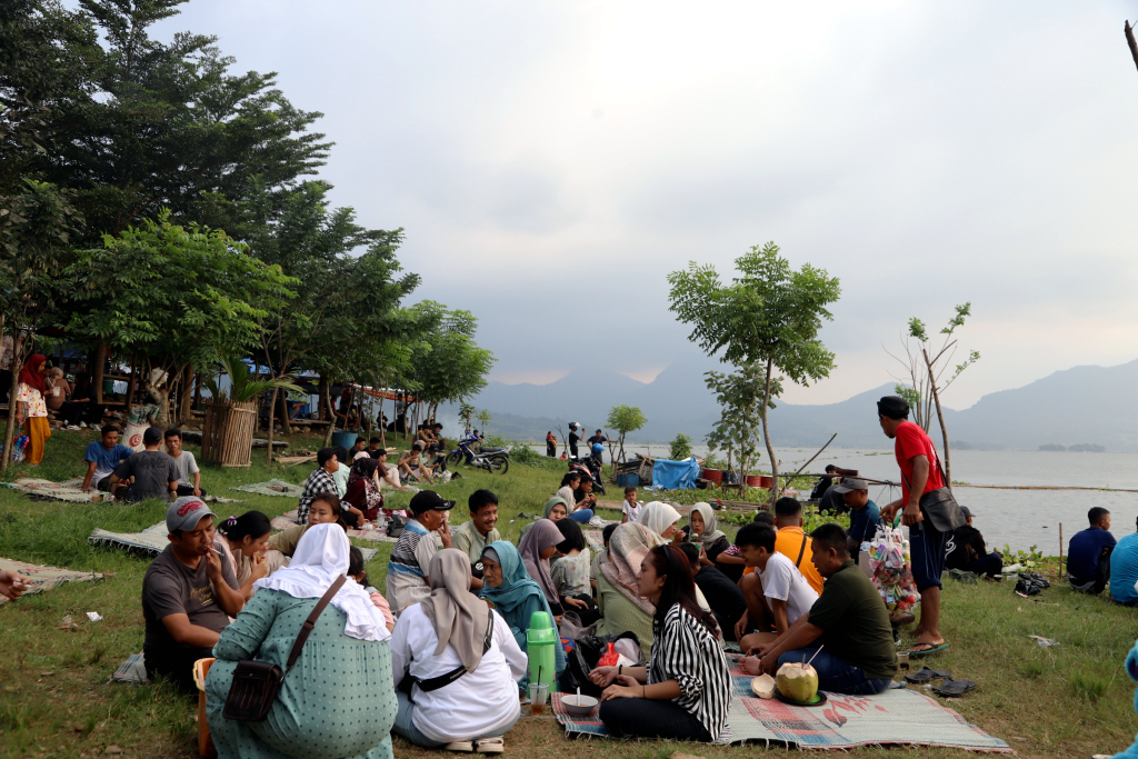 Wisatawan mengisi waktu libur Lebaran H+2 di kawasan Waduk Jatiluhur,  Purwakarta, Jawa Barat. (BeritaNasional/Elvis Sendouw)