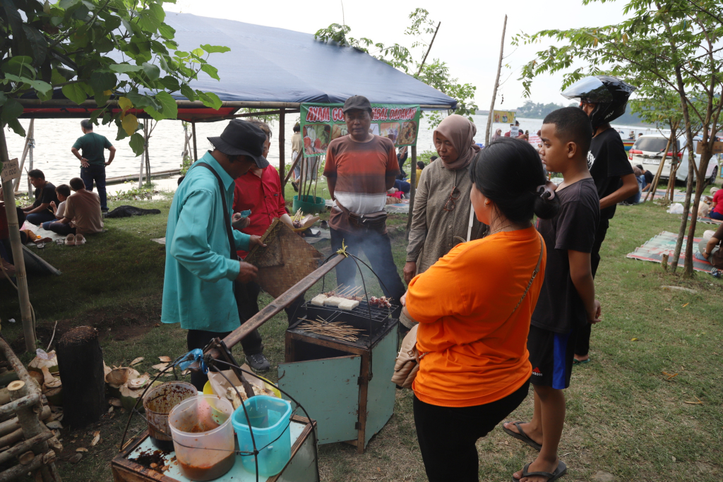 Wisatawan mengisi waktu libur Lebaran H+2 di kawasan Waduk Jatiluhur,  Purwakarta, Jawa Barat. (BeritaNasional/Elvis Sendouw)