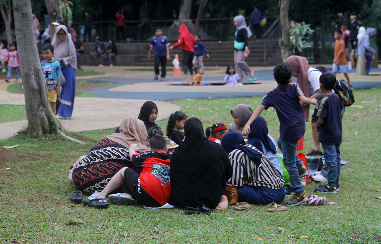 Warga melintasi berkunjung di Taman Tebet Eco Park, Jakarta, Kamis (1/1/2026).  (Beritanasional.com/Oke Atmaja)