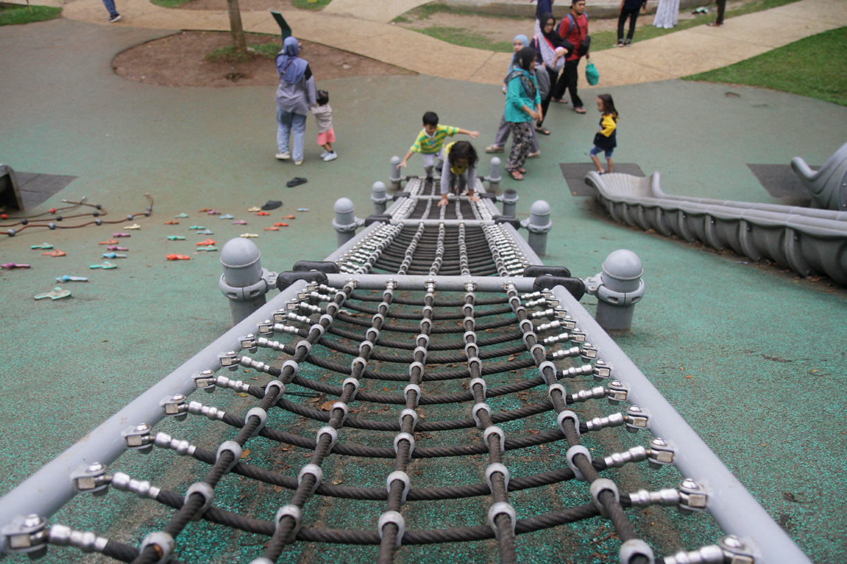 Warga melintasi berkunjung di Taman Tebet Eco Park, Jakarta, Kamis (1/1/2026).  (Beritanasional.com/Oke Atmaja)
