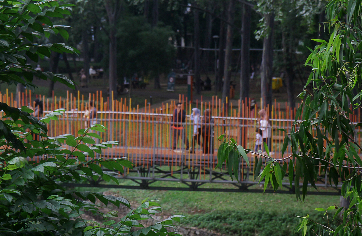 Warga melintasi berkunjung di Taman Tebet Eco Park, Jakarta, Kamis (1/1/2026).  (Beritanasional.com/Oke Atmaja)