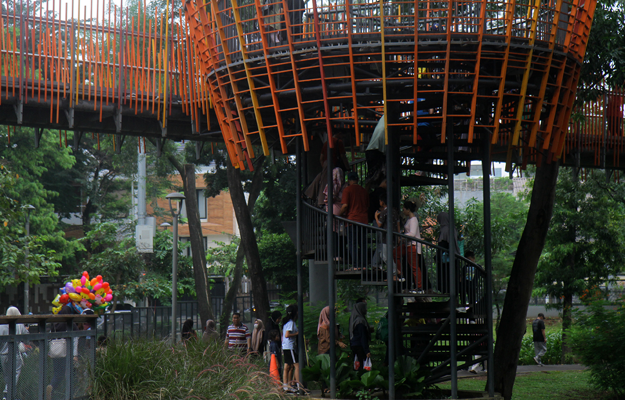 Warga melintasi berkunjung di Taman Tebet Eco Park, Jakarta, Kamis (1/1/2026).  (Beritanasional.com/Oke Atmaja)