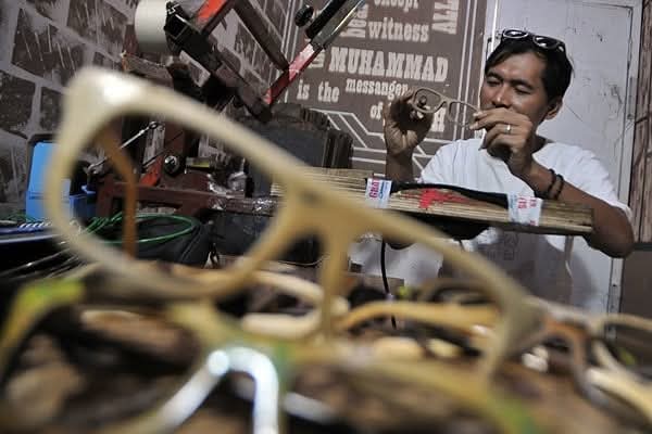 Perajin Yuyud Wahyudi (44) merubah limbah kayu menjadi barang bernilai tinggi. (BeritaNasional/Elvis Sendouw)