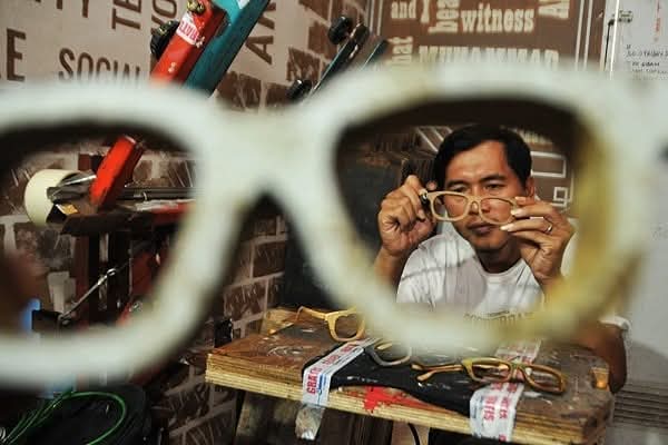 Perajin Yuyud Wahyudi (44) merubah limbah kayu menjadi barang bernilai tinggi. (BeritaNasional/Elvis Sendouw)