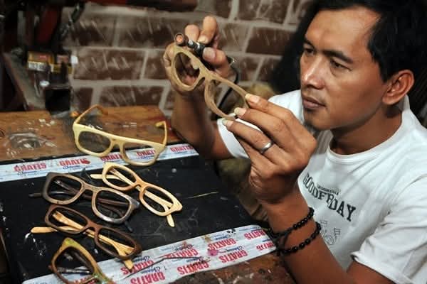 Perajin Yuyud Wahyudi (44) merubah limbah kayu menjadi barang bernilai tinggi. (BeritaNasional/Elvis Sendouw)