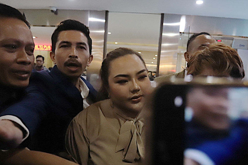 Lisa Mariana Hadir Bersama Anak Jalani Tes DNA di Mabes Polri Model sekaligus selebgram Lisa Mariana telah tiba di Gedung Bareskrim Polri, Jakarta Selatan. Kedatangannya untuk memenuhi undangan tes DNA. (BeritaNasional/Elvis Sendouw/HO DR)