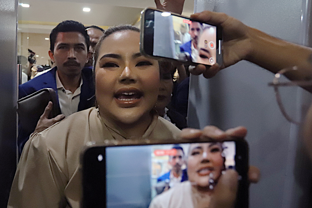 Lisa Mariana Hadir Bersama Anak Jalani Tes DNA di Mabes Polri Model sekaligus selebgram Lisa Mariana telah tiba di Gedung Bareskrim Polri, Jakarta Selatan. Kedatangannya untuk memenuhi undangan tes DNA. (BeritaNasional/Elvis Sendouw/HO DR)