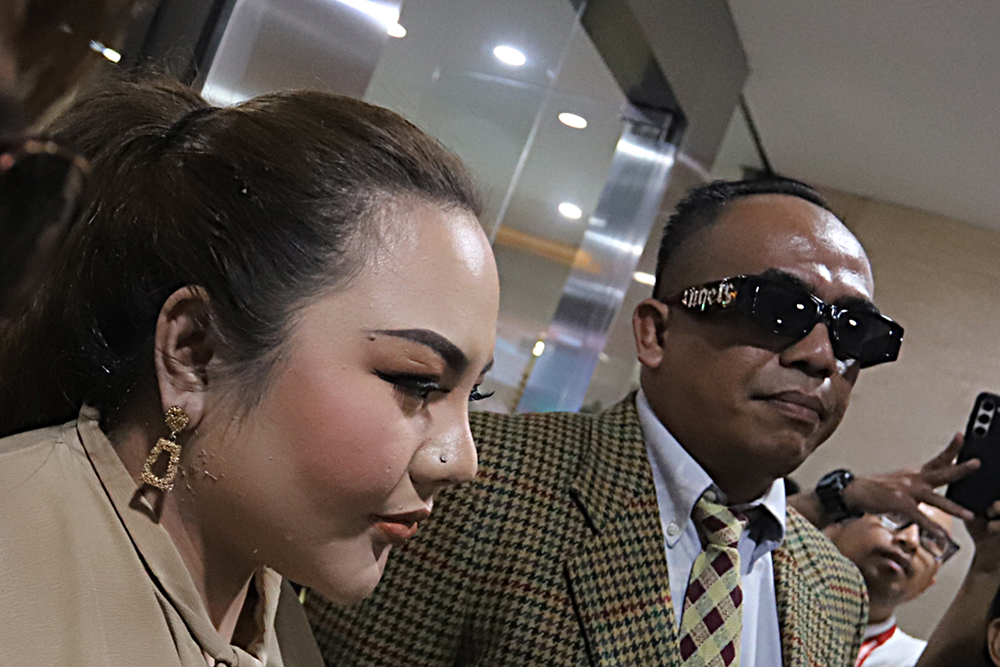 Lisa Mariana Hadir Bersama Anak Jalani Tes DNA di Mabes Polri Model sekaligus selebgram Lisa Mariana telah tiba di Gedung Bareskrim Polri, Jakarta Selatan. Kedatangannya untuk memenuhi undangan tes DNA. (BeritaNasional/Elvis Sendouw/HO DR)