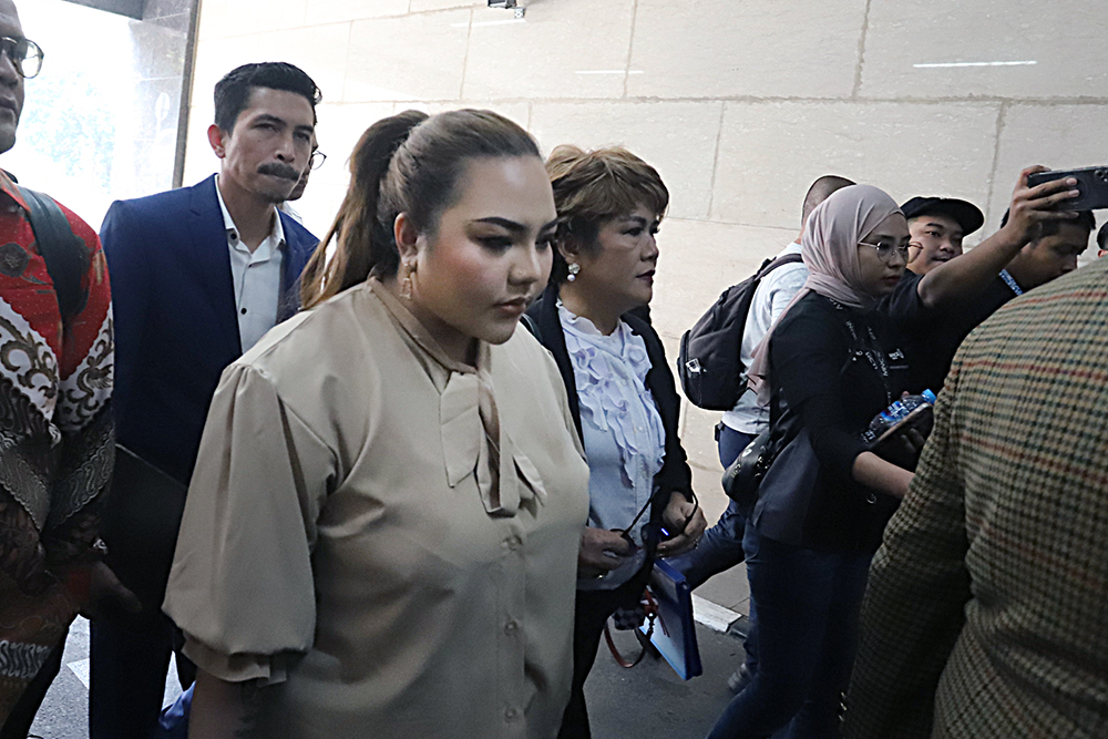 Lisa Mariana Hadir Bersama Anak Jalani Tes DNA di Mabes Polri Model sekaligus selebgram Lisa Mariana telah tiba di Gedung Bareskrim Polri, Jakarta Selatan. Kedatangannya untuk memenuhi undangan tes DNA. (BeritaNasional/Elvis Sendouw/HO DR)