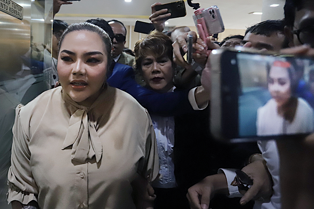 Lisa Mariana Hadir Bersama Anak Jalani Tes DNA di Mabes Polri Model sekaligus selebgram Lisa Mariana telah tiba di Gedung Bareskrim Polri, Jakarta Selatan. Kedatangannya untuk memenuhi undangan tes DNA. (BeritaNasional/Elvis Sendouw/HO DR)