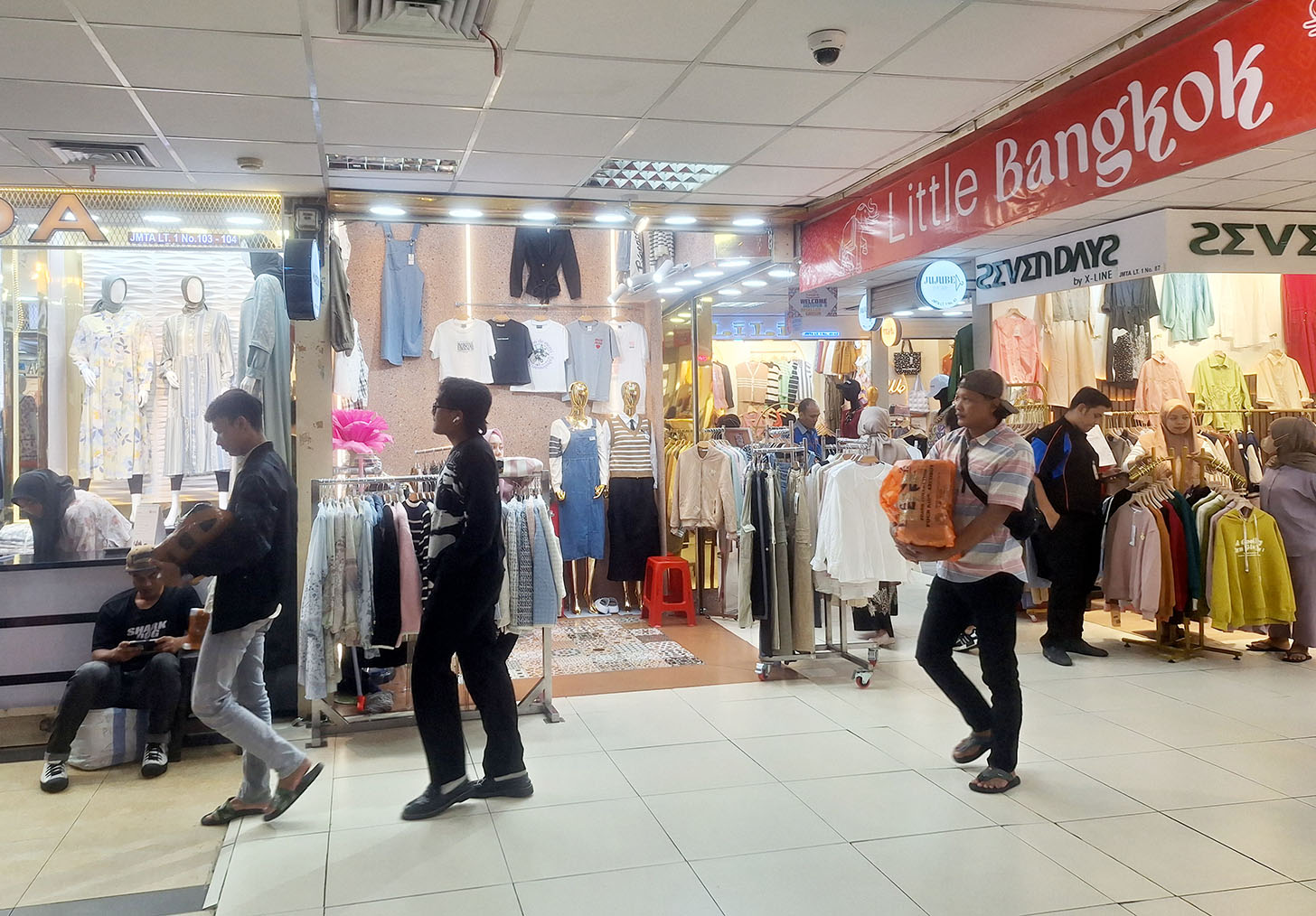 Pesona Keindahan Waduk Melati di Jakarta Pusat     Suasana Little Bangkok pusat penjualan baju impor di lantai G, Blok B, Pasar Tanah Abang, Jakarta Pusat, Kamis (20/6/2024).(BeritaNasional.Com/Oke Atmaja)